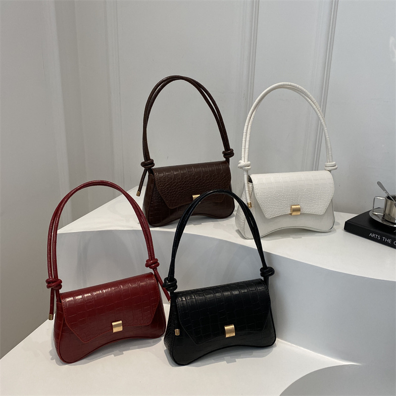 Commuter crossbody bag, casual bag, women's niche trendy single-shoulder bag, new autumn 2024 style, fashionable and simple small square bag Application Scenario