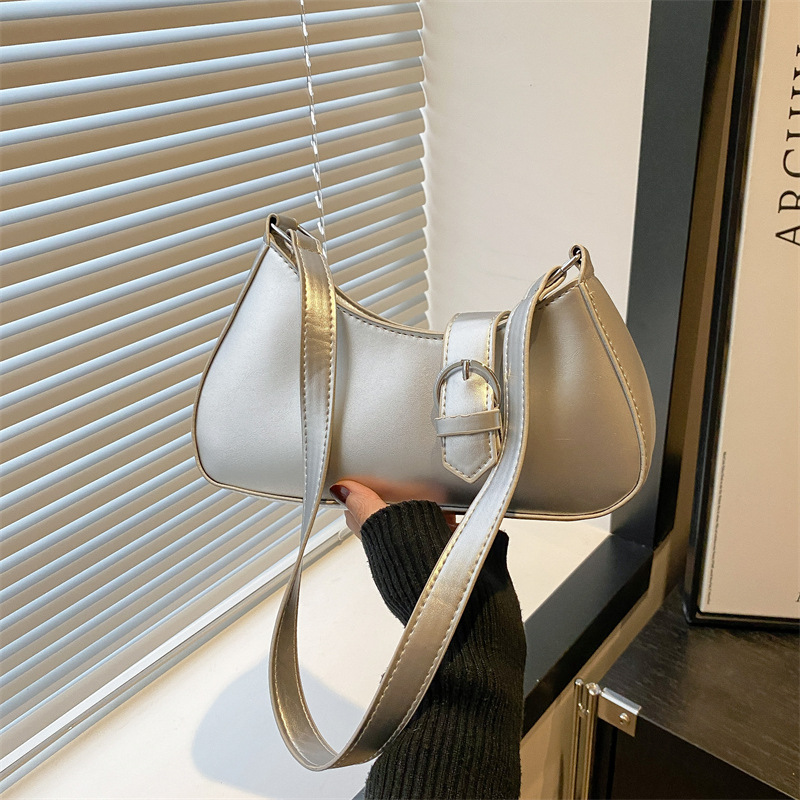 Single-shoulder underarm bag, PU crossbody women's bag, Spring 2025 small square bag, zipper pull strap, versatile commuting bag full figure