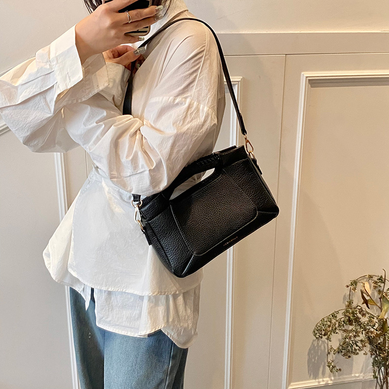 This high-end, fashionable and simple handbag is a new style of stylish and light luxury single-shoulder bag for women in 2025. It is a versatile and casual crossbody bag Application Scenario