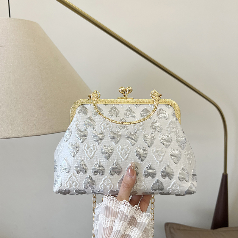 New European and American retro-style handbags, single-shoulder bags, large-capacity women's bags, classical Hanfu bags, heart-shaped buckle chain bags full figure