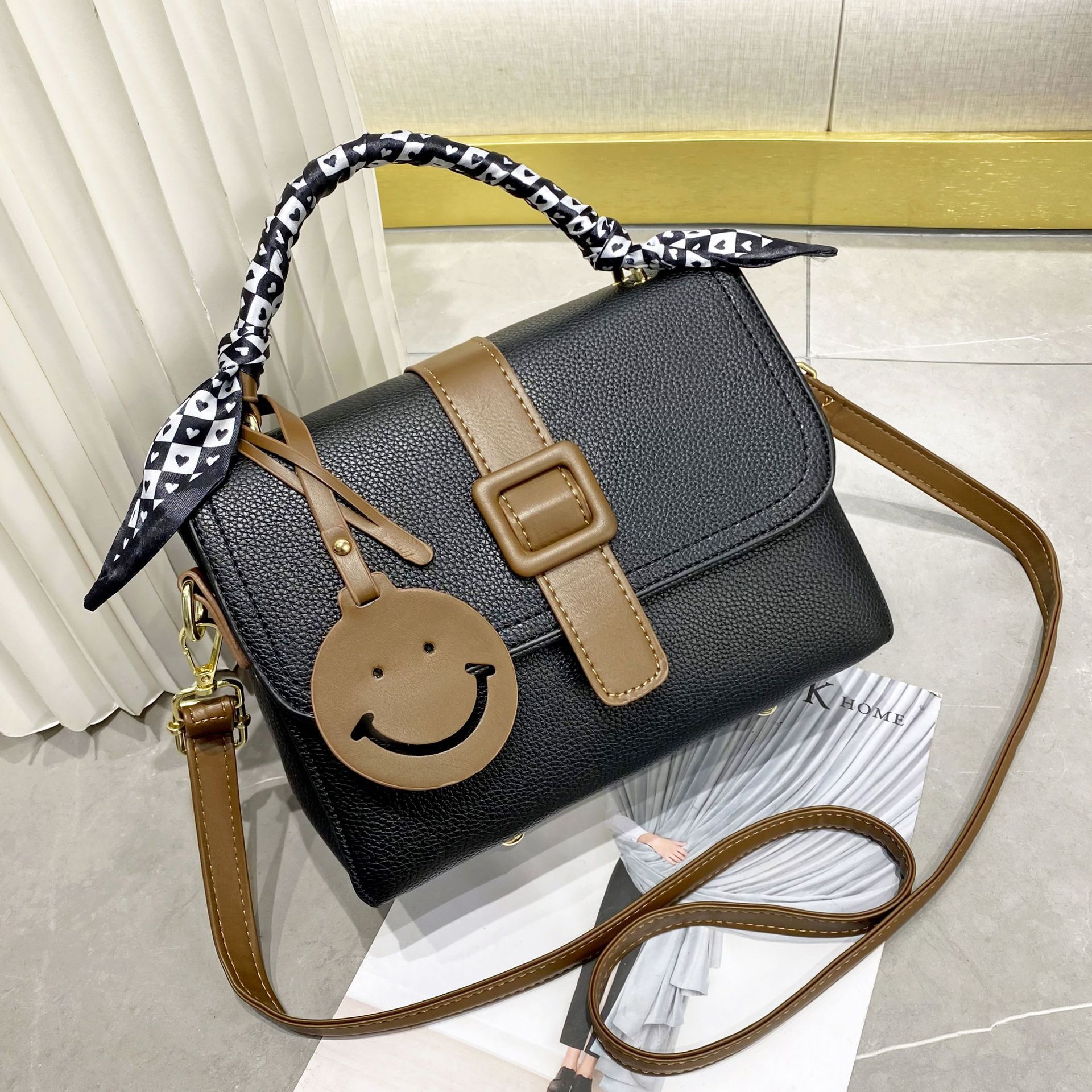 Women's handbag 2023 Spring and Autumn Fashion, fresh and elegant, hand-held women's bag color matching, single-shoulder crossbody bag with lock, versatile style details Picture