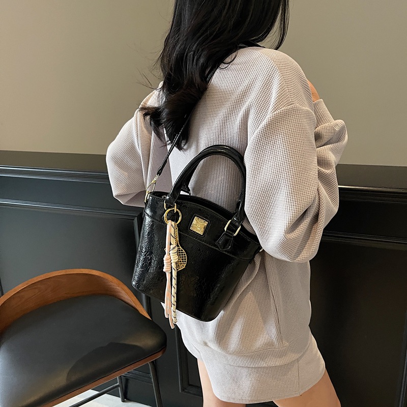 A high-end hand-held small bag for women 2025, a versatile, fashionable and simple bucket bag, a casual single-shoulder crossbody bag details Picture
