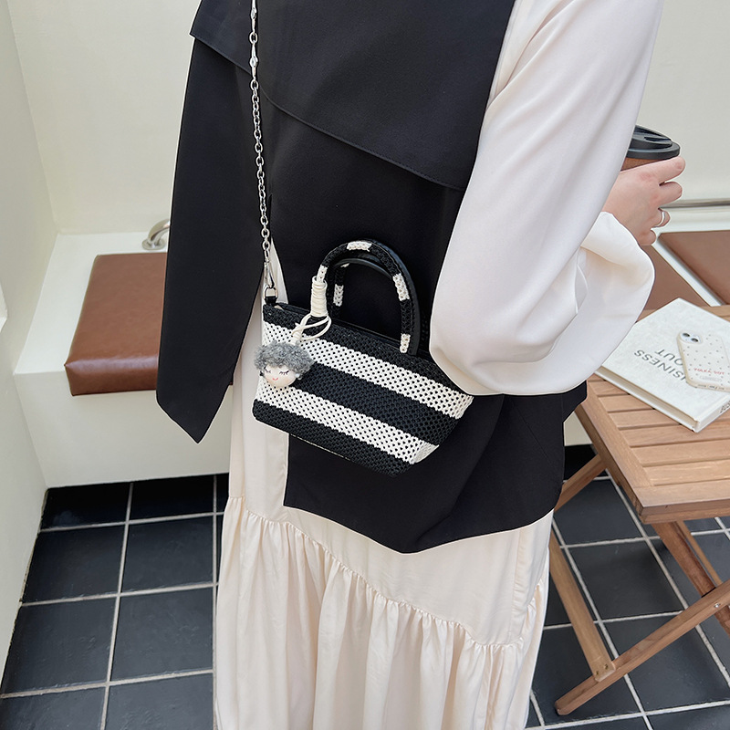 Cross-border handbag, simple bucket bag, women's 2025 new style chain shoulder bag, popular woven bag, striped crossbody bag Application Scenario