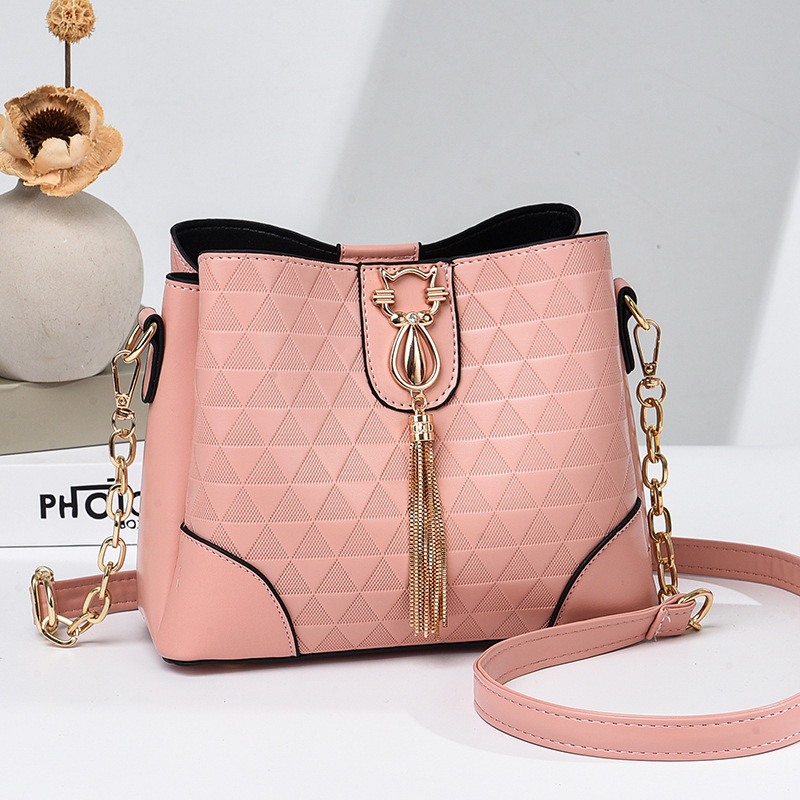 A large-capacity small bag for women, a new trendy and fashionable niche internet-famous bucket bag, a versatile single-shoulder crossbody bag Application Scenario