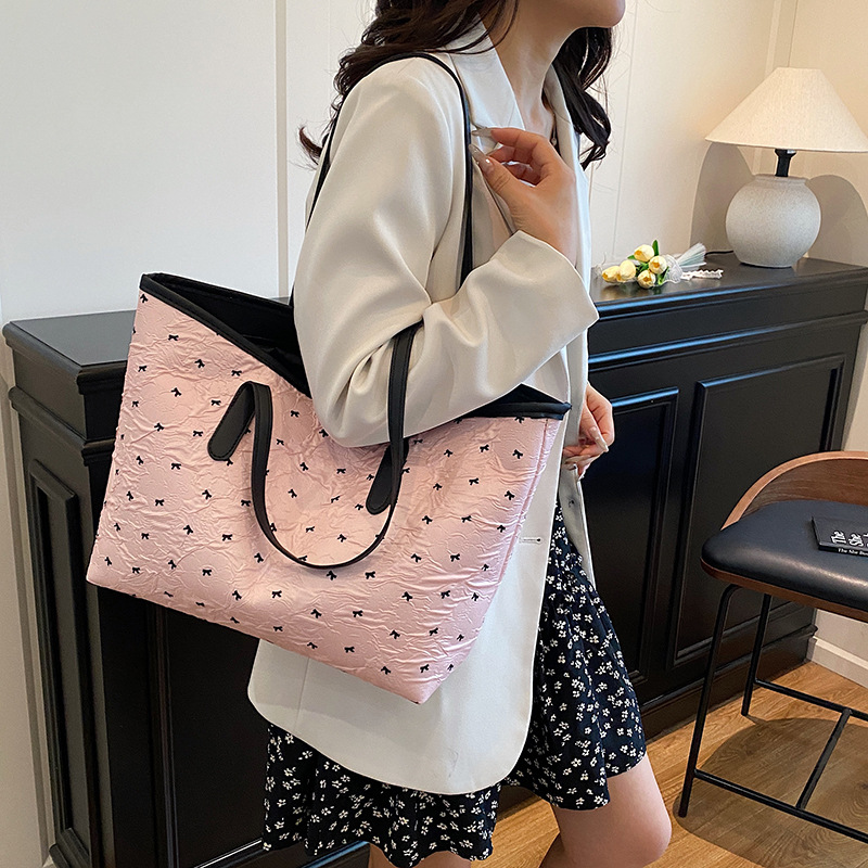 A new stylish polka dot tote bag for women in 2025, a versatile and stylish single-shoulder underarm bag for commuting to work Specification drawing