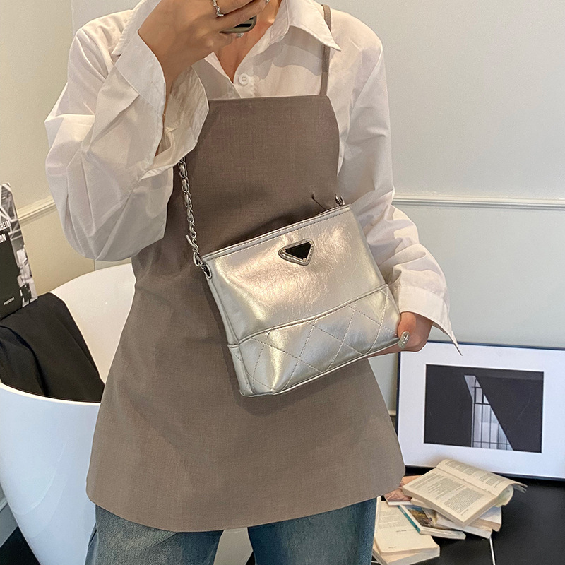 Cross-border Korean-style high-end fashion diamond-shaped chain bucket bag for women 2025 new retro casual single-shoulder crossbody bag Application Scenario