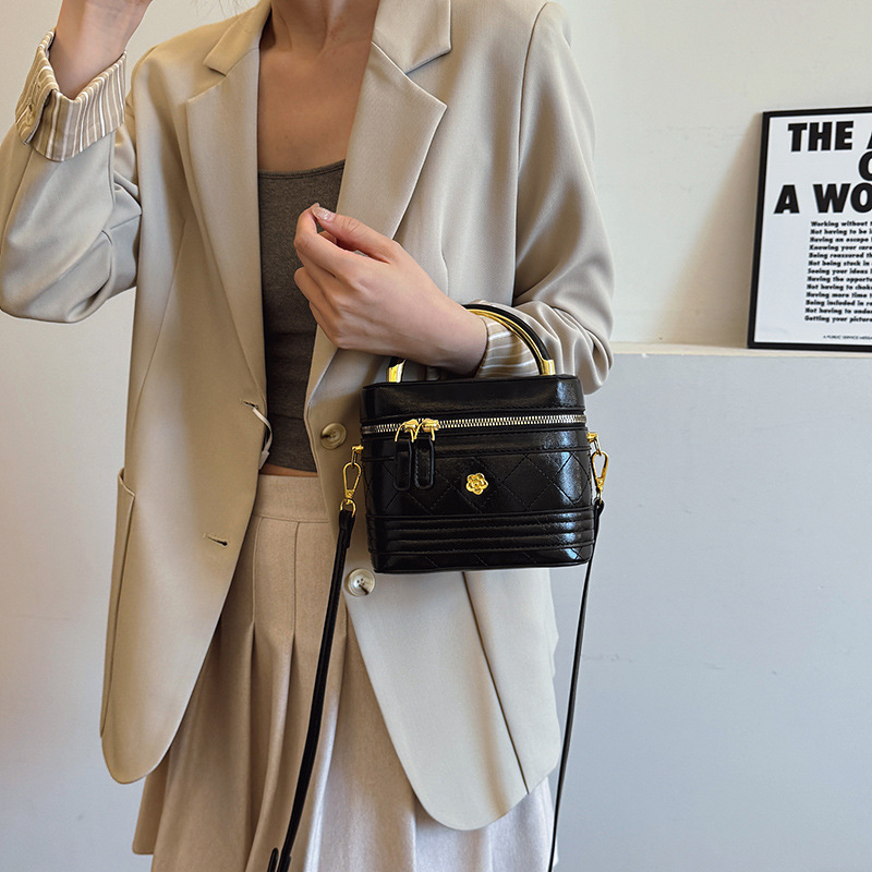 The diamond-shaped box small bag is a new, fashionable and niche quality crossbody bag for women in 2025. It is a popular and best-selling hand-held small square bag Specification drawing