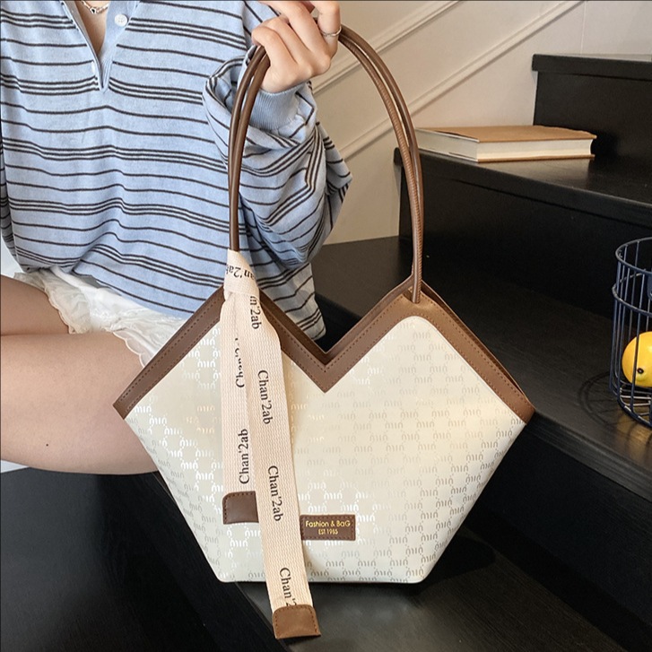 This is a new high-end, versatile, large-capacity tote bag for women, which is stylish, simple and casual for commuting full figure