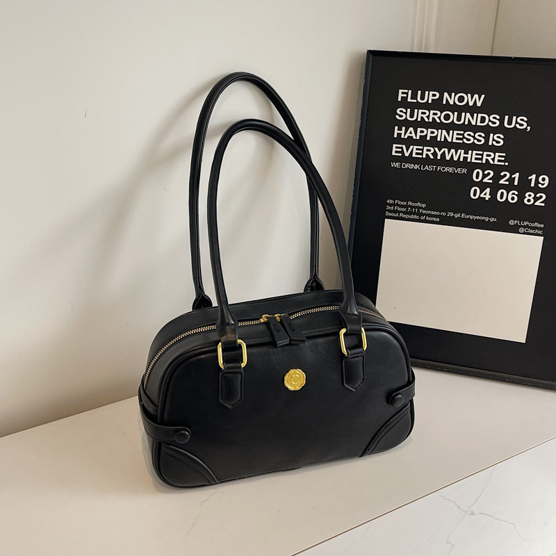 A retro underarm bag for women, a large-capacity travel bag for women in 2024, a new bowling bag for commuting and a simple pillow bag Specification drawing