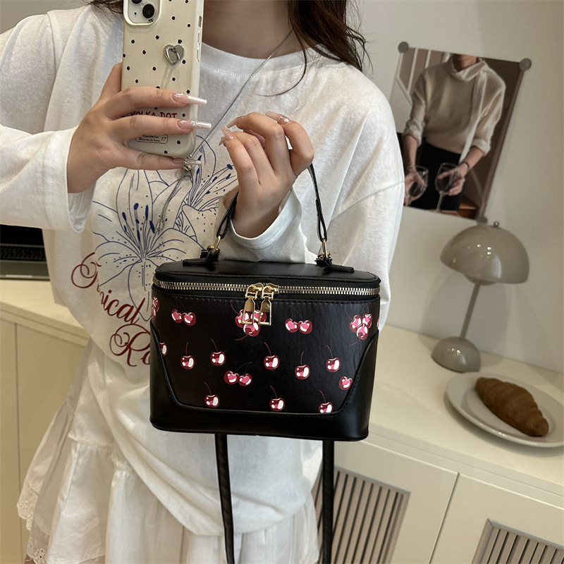 Cross-border Trend 2025 Summer New Cherry hand-held bill of lading shoulder crossbody bag, large capacity shopping bag, commuter box bag Specification drawing