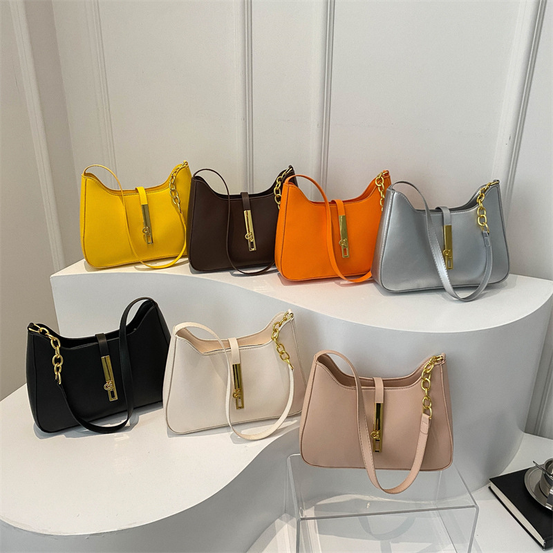 A new Korean-style niche design bag for women's 2023 autumn and winter, featuring a high-quality hand-held and underarm bag that is versatile and fashionable full figure