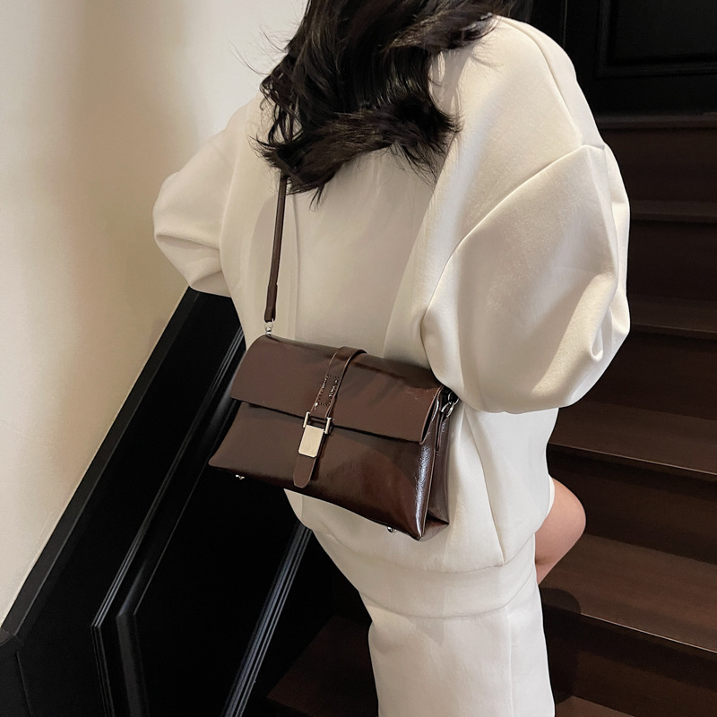 2025 New niche and simple single-shoulder underarm bag, women's retro hand-held messenger bag, casual crossbody small square bag Application Scenario