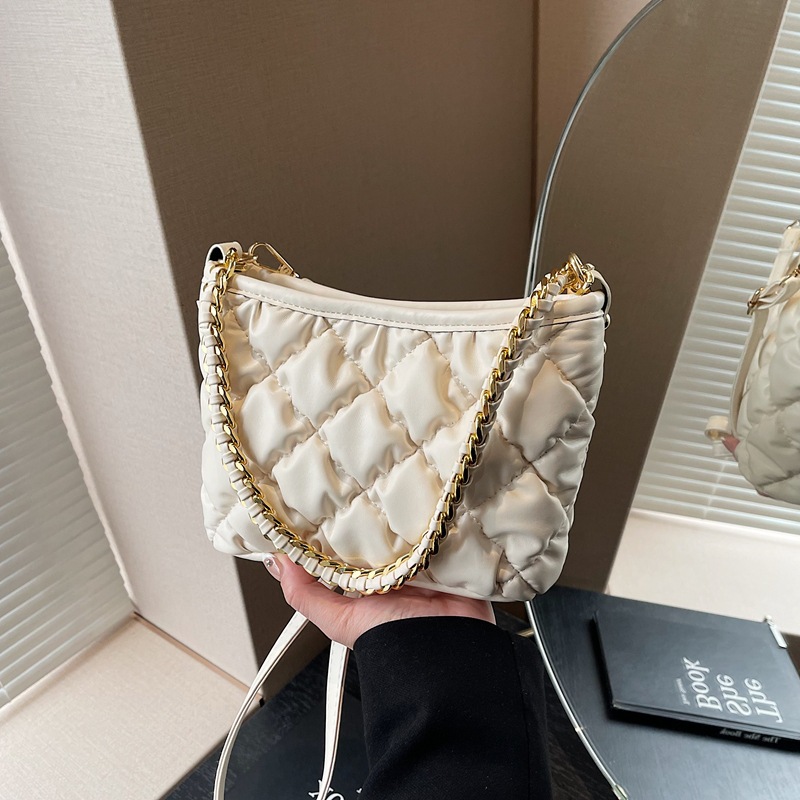 High-end Chanel-style diamond-shaped chain underarm bag for women, 2024 new soft leather versatile single-shoulder crossbody bucket bag details Picture