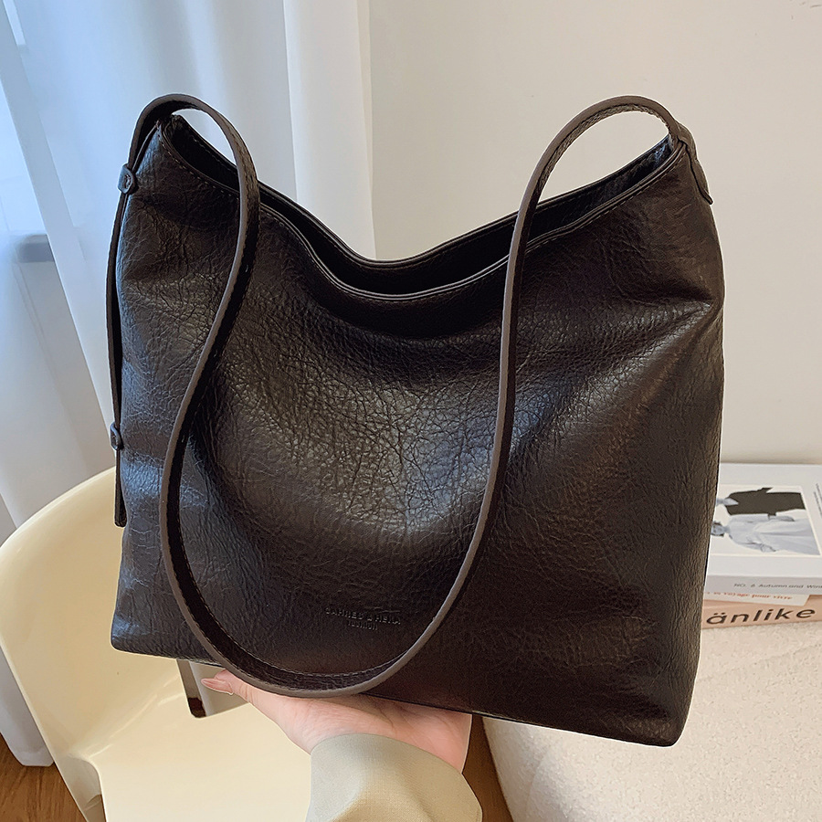 This year's popular bags include casual, niche underarm bags, simple and fashionable crossbody bags for women at work, and soft leather tote bags full figure