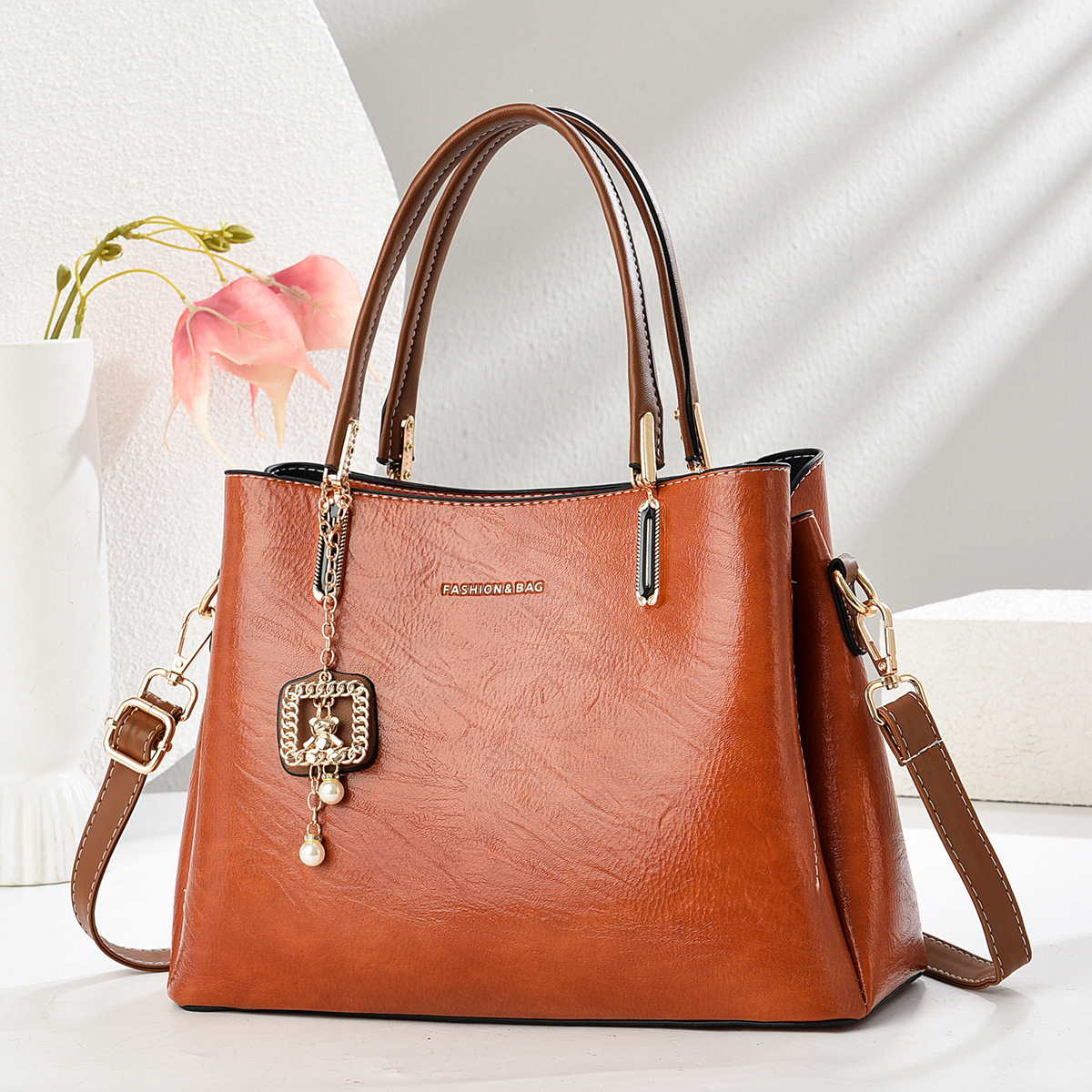 This retro new women's bag is fashionable, versatile, casual, trendy, high-end, single-shoulder, crossbody, large-capacity, and simple details Picture