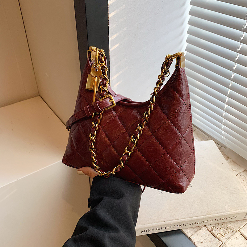 2024 New niche design light luxury bag, women's trend diamond-shaped chain bag, fashionable and elegant single-shoulder crossbody bag details Picture