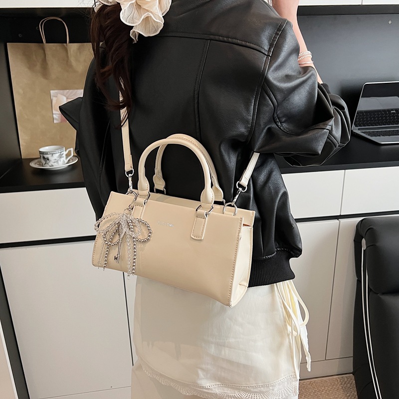 Cross-border 2025 New fashionable and versatile handbag, women's trendy, simple and stylish single-shoulder bag, high-end quality crossbody bag Application Scenario