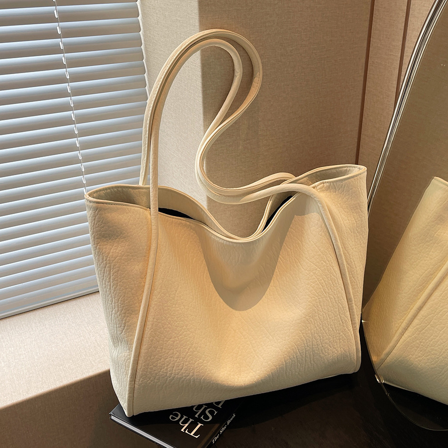 The Maillard Tote Women's 2024 new style is a trendy, high-end, single-shoulder bag with a large capacity and versatile commuting bag full figure