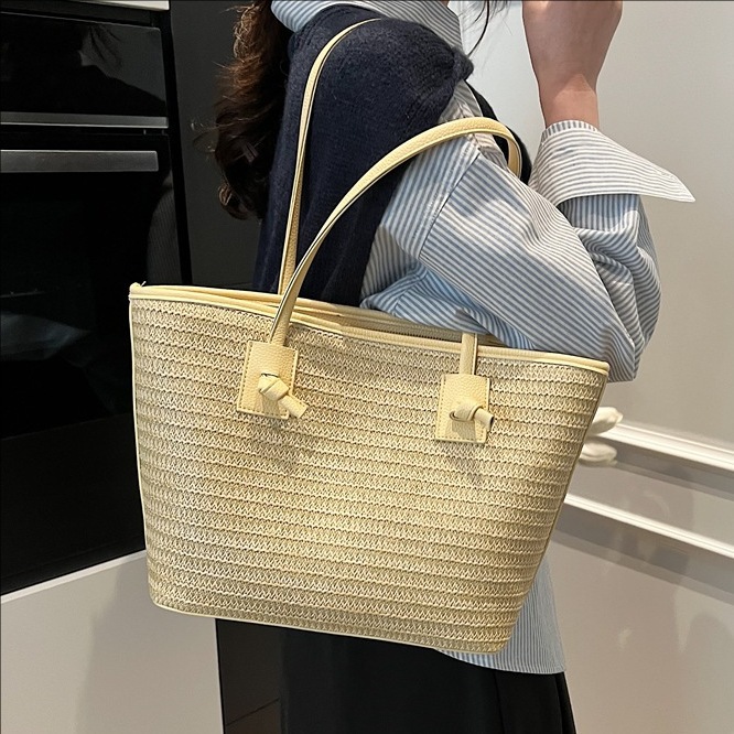 Summer stylish hand-held straw woven bag, women's large-capacity commuting woven tote bag, seaside vacation and beach single-shoulder bag full figure