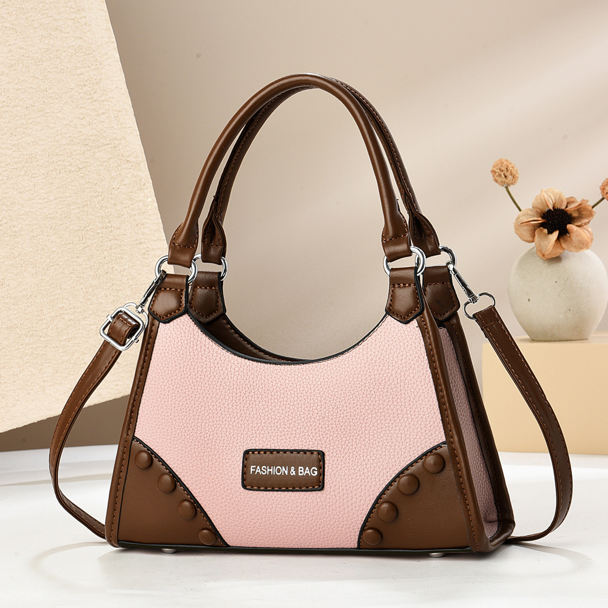 A niche design sense single-shoulder crossbody bag with a textured underarm commute to work. A new large-capacity women's casual bag Application Scenario