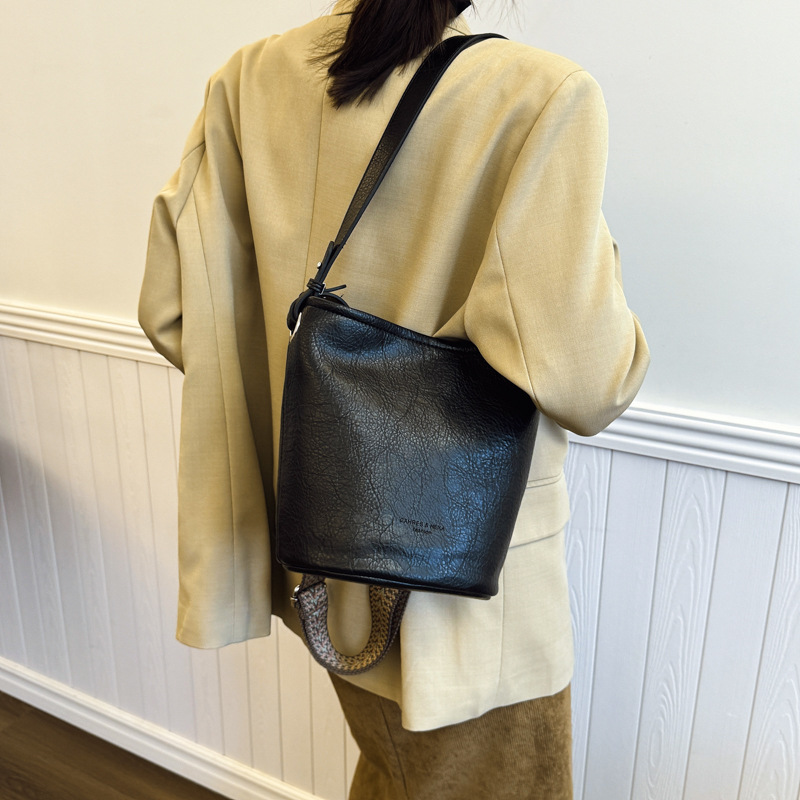 Retro and fashionable commuter bucket bag for women, new casual and versatile single-shoulder underarm bag, niche and stylish crossbody bag Application Scenario