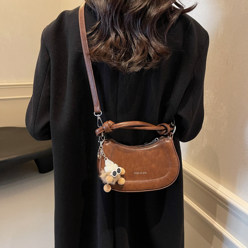 French niche handbag for women 2024 new style, fashionable and retro small square bag, high-end feel, casual and versatile crossbody bag Application Scenario