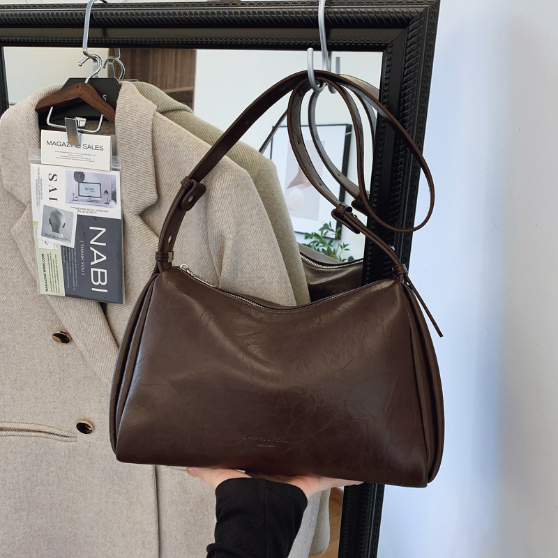 This year, Boston bags are popular, featuring a high-capacity women's 2024 new model, a high-end and versatile crossbody bag, and a commuting pillow bag details Picture