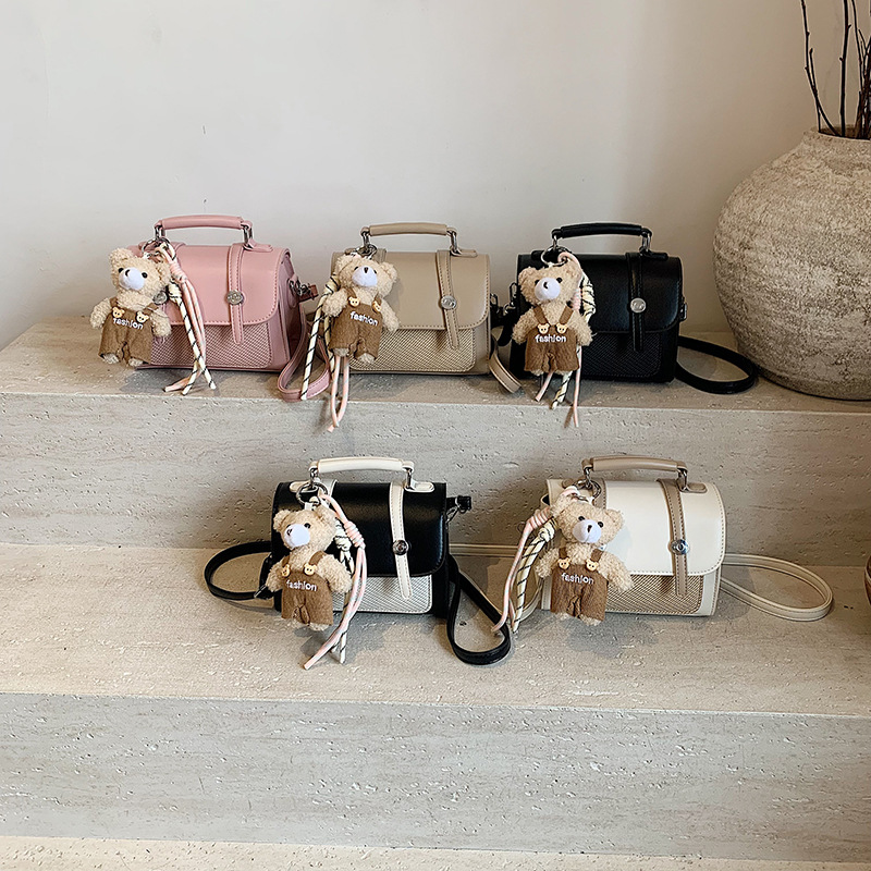High-end and niche women's 2025 new trendy and versatile crossbody bag, a small square handbag for women Application Scenario