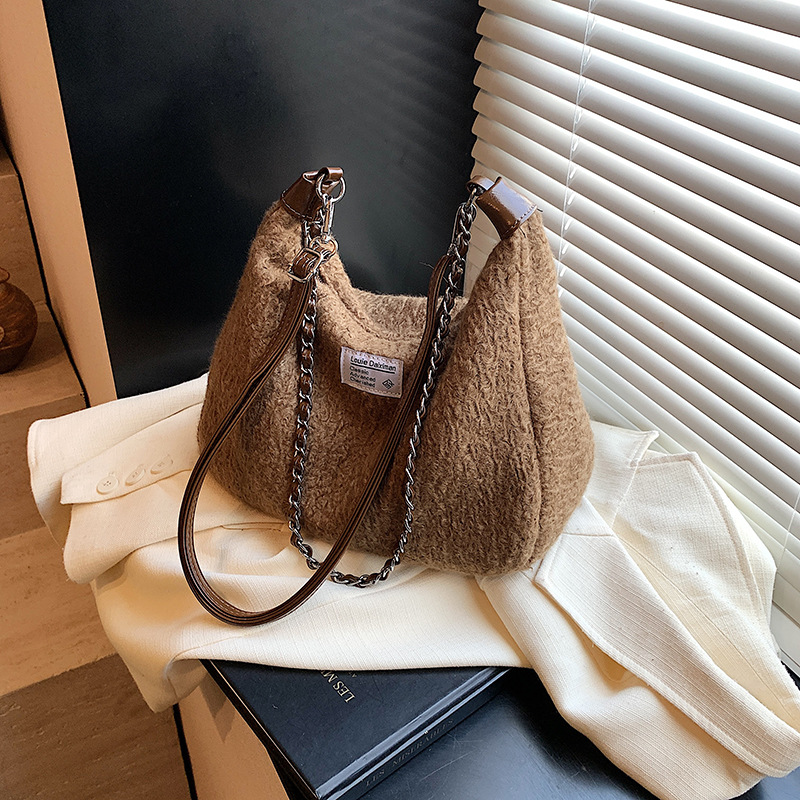 Woolen checkered large-capacity women's 2024 new chain single-shoulder bag, retro and versatile, casual commuting crossbody bag Application Scenario