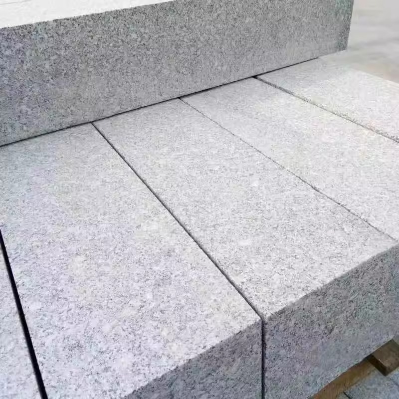 The side of the stone curbstone of Huamagang in Linxia, Gansu Province, is made of white sesame limestone, concrete, YDR dirt road, ivory stone and cement Specification drawing