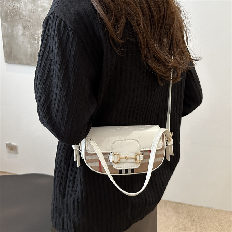 The popular crossbody saddle bag for women in 2024 cross-border new style, a versatile single-shoulder and underarm women's bag with contrasting colors and checkered patterns from Europe and America details Picture