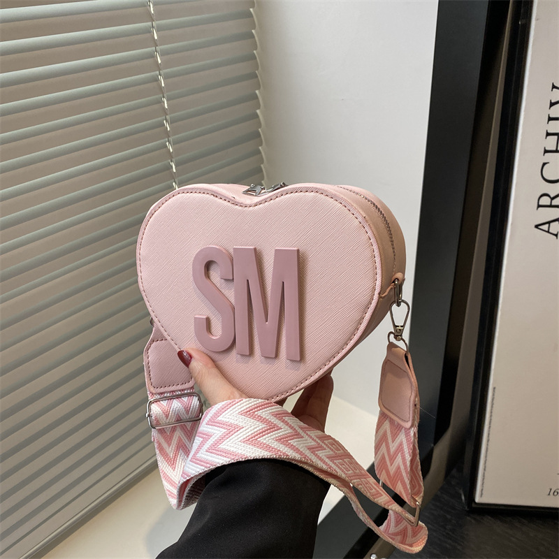 The new Spring/Summer 2025 fashion and stylish heart-shaped bag, simple and trendy single-shoulder bag, casual, sweet and individual crossbody bag for women full figure