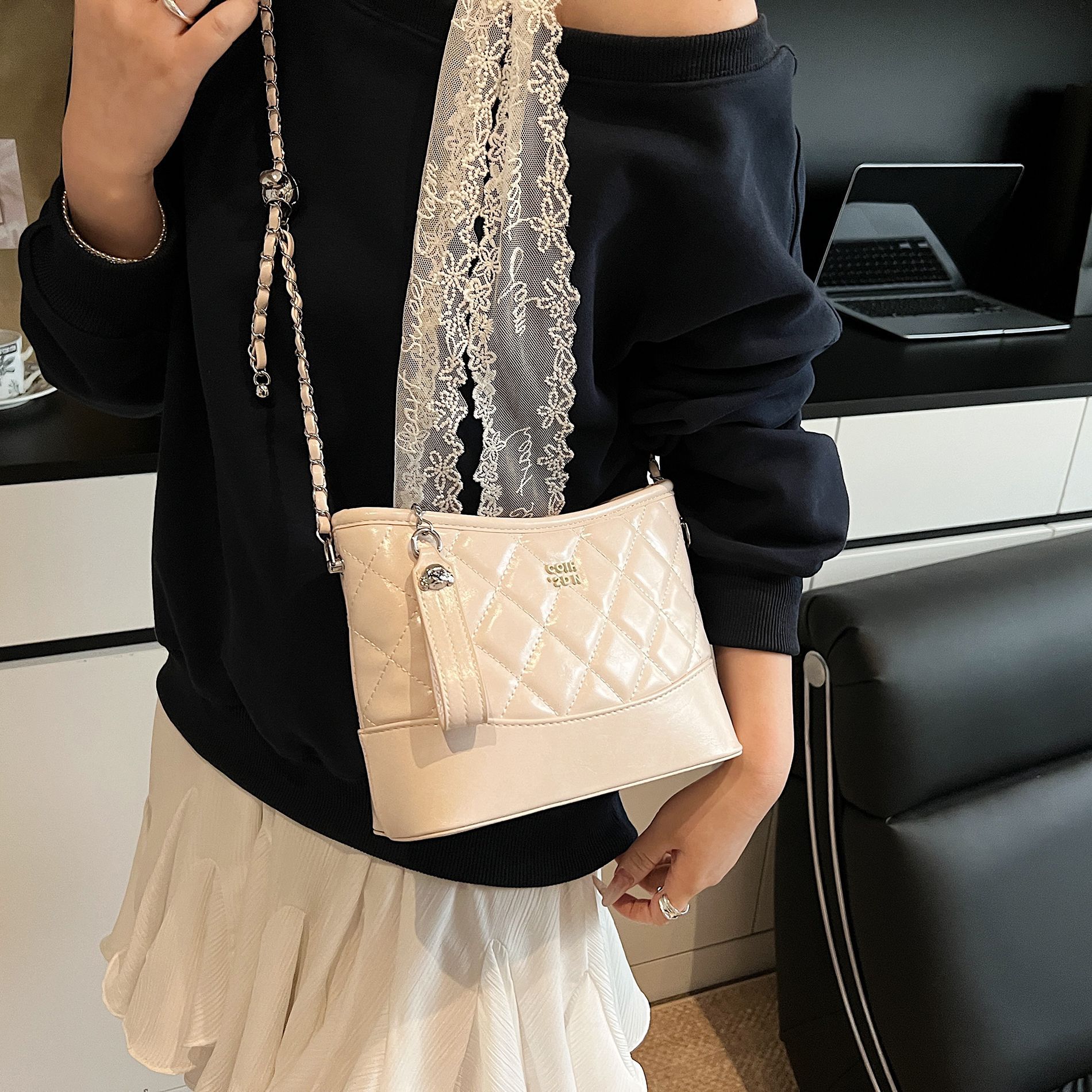 Large-capacity women's 2025 Spring/Summer new trendy diamond-shaped chain single-shoulder crossbody women's bag, versatile and simple underarm bag Application Scenario