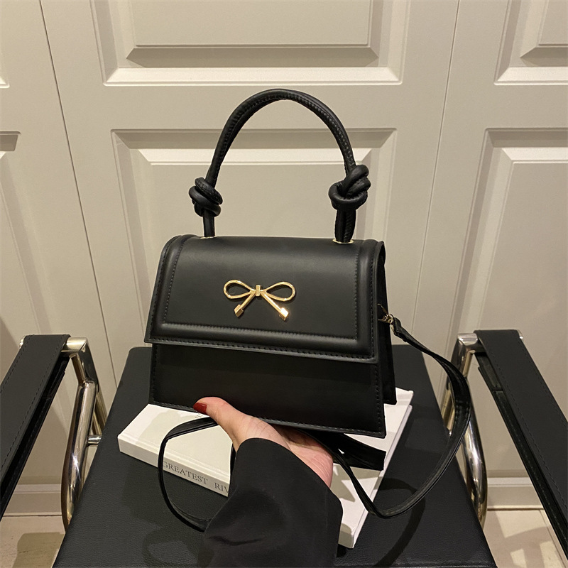 This year, high-quality bags are in vogue for women's summer 2025. The new fashionable single-shoulder crossbody bag with a bow is a small square bag for women full figure