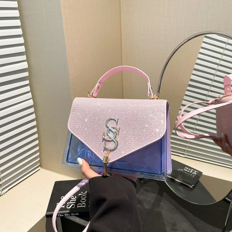 The 2025 summer new small square bag is a fashionable and trendy women's handbag with simple and versatile letters. It is a single-shoulder crossbody bag full figure