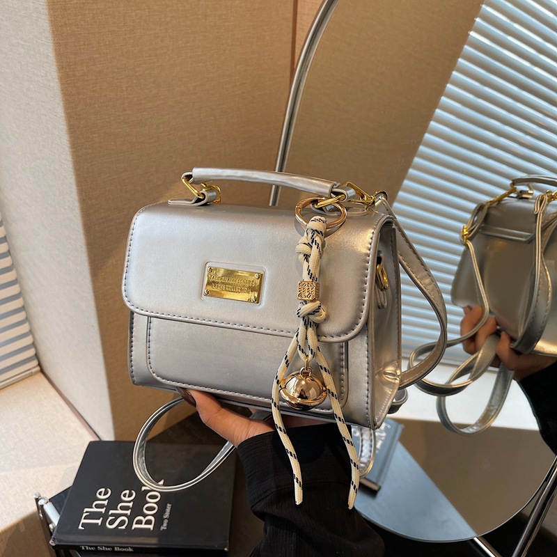 Carrying a trendy and versatile briefcase, the 2025 new Korean-style fashionable casual single-shoulder bag, a high-end and niche crossbody bag details Picture
