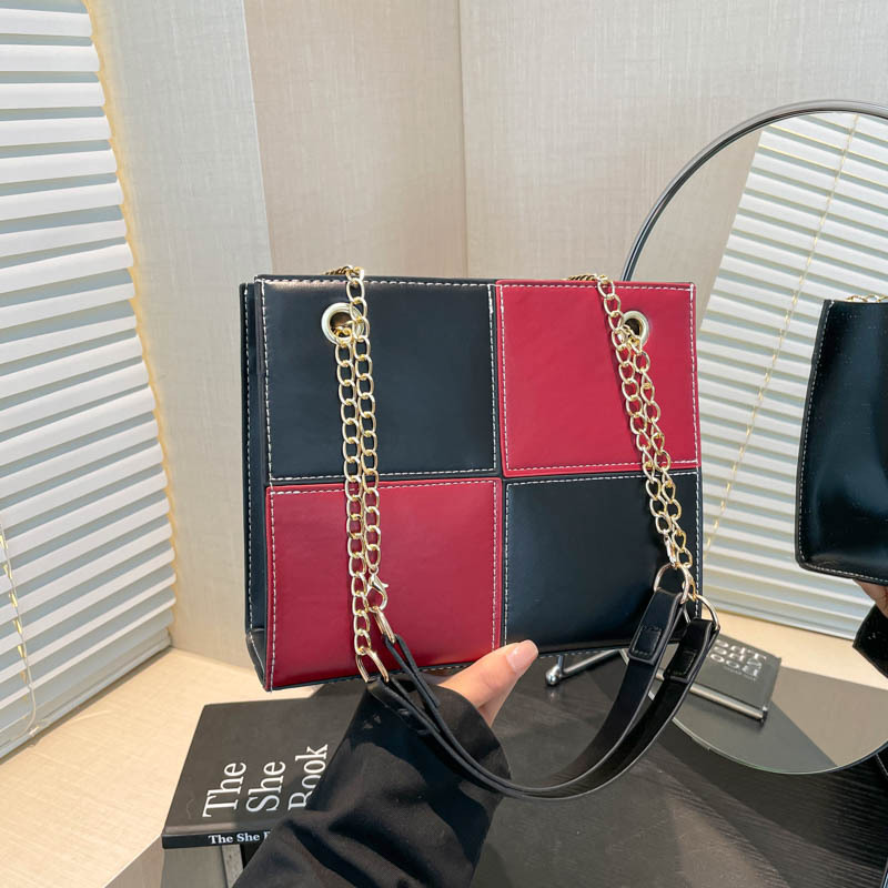 The new Spring/Summer 2025 fashion multi-color large-capacity bag is in vogue this year. The chain hand, shoulder and crossbody small square bag is popular for women full figure