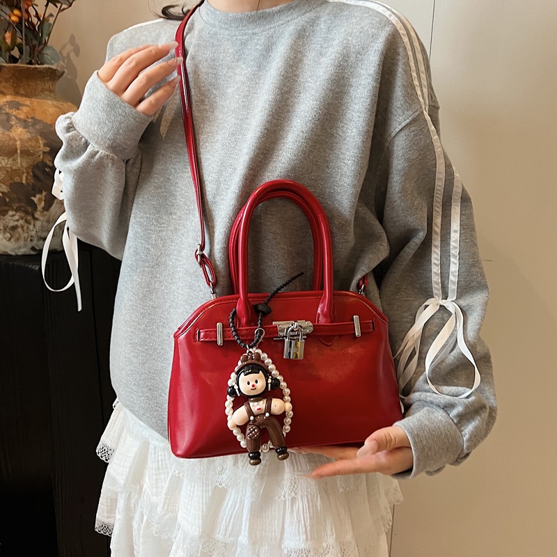 Korean handbag for women, Spring 2025 new retro texture crossbody bag, niche design lock buckle commuting single-shoulder bag Specification drawing
