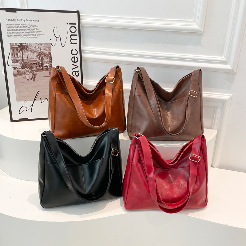 Versatile ins crossbody bag for women, 2024 new trendy tote bag, large-capacity single-shoulder commuting bag for college students' classes Application Scenario