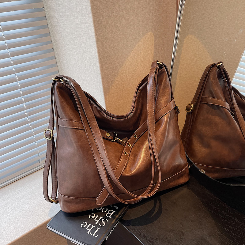 High-end retro large-capacity bag for women, 2024 new commuter backpack, fashionable and versatile single-shoulder tote bag details Picture