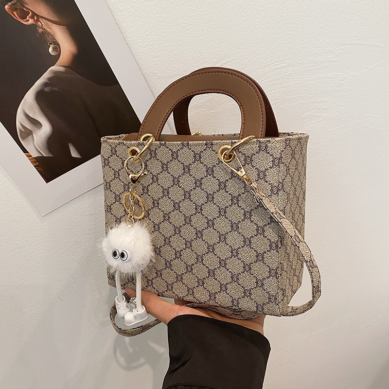 This is a trendy, cute and fashionable tote bag with a niche design for the autumn of 2024 full figure