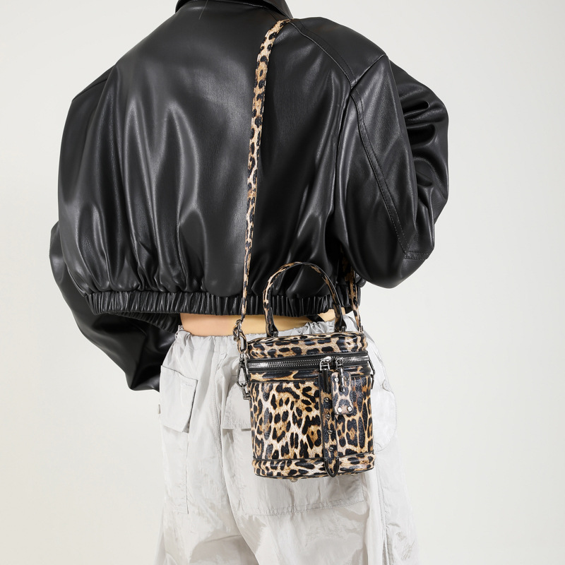 A simple and niche leopard print cylindrical bucket bag for women, a new 2024 fashionable and versatile handbag, a high-end single-shoulder bag Specification drawing