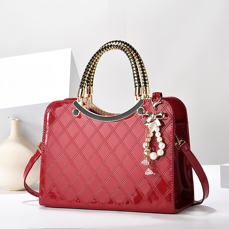 Wholesale of the 2024 new high-quality diamond-shaped hand-held crossbody bag for women, featuring European and American fashion and large capacity single-shoulder bags Application Scenario