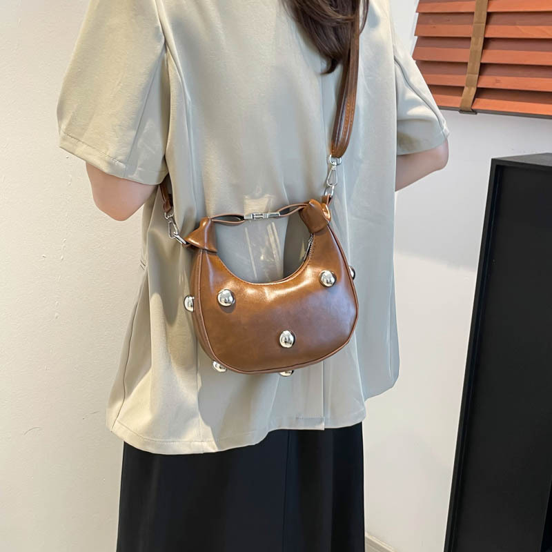 In 2025, a simple, stylish, casual and individualistic hot girl style riveted new trend crossbody hand-held dumpling bag for women's commuting Specification drawing