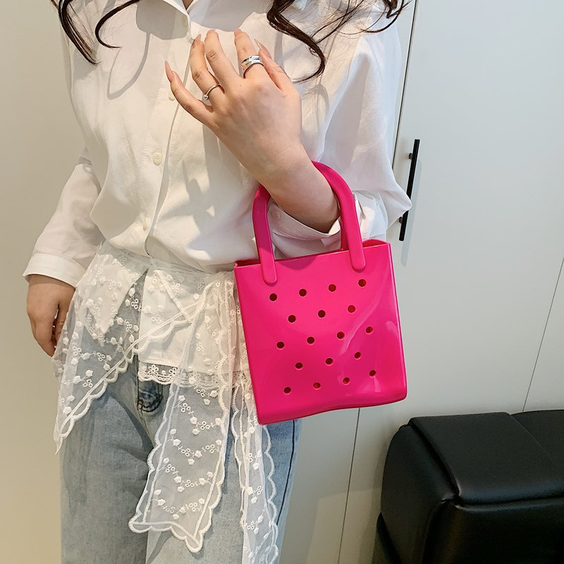 Cross-border solid color jelly bag for women 2025 new Summer hollowed-out macaron-colored beach wash basket pvc handbag Application Scenario