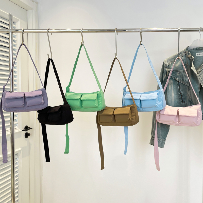 Japanese and Korean nylon casual single-shoulder bag, crossbody bag, solid-color underarm bag, lightweight and versatile, small square bag for travel, commuting and outings Application Scenario