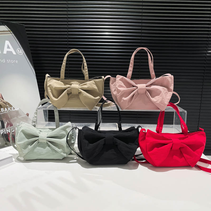 This high-end nylon fabric bow handbag is a new, niche design for women's summer 2025 commuting single-shoulder bag Application Scenario