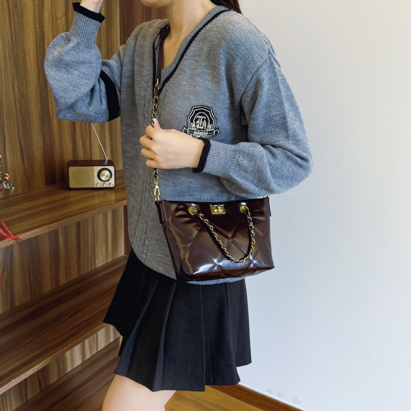 Diamond-shaped chain bag for women, large capacity 2024 new shiny casual crossbody bag, retro niche hand-held bucket bag Application Scenario