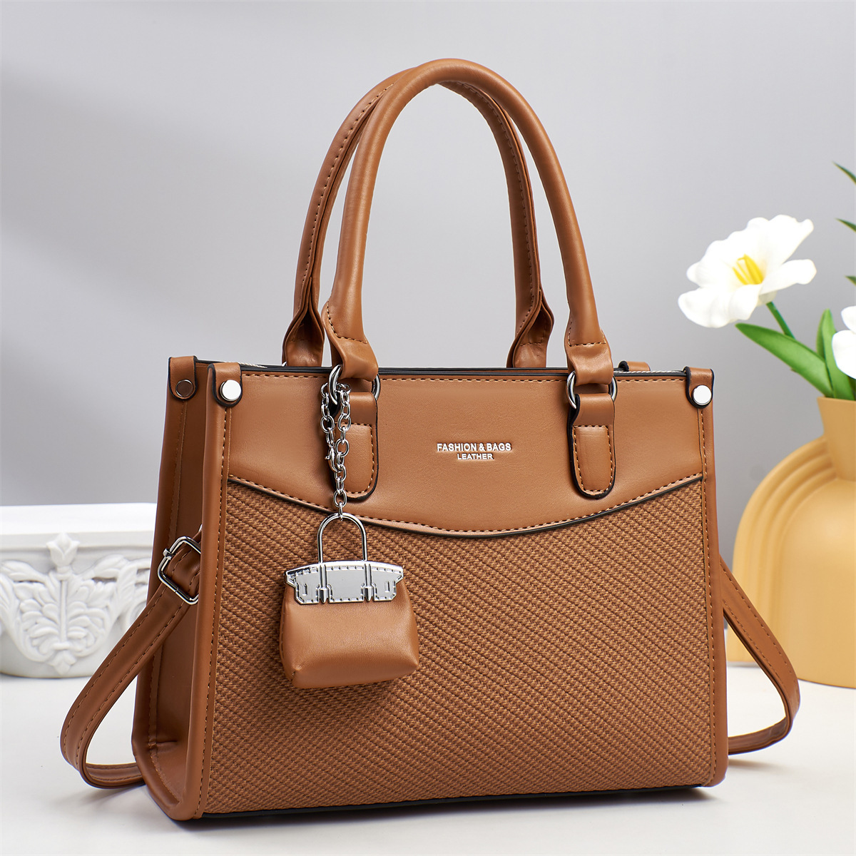 High-end hand-held shoulder bag, retro new women's bag, simple, fashionable and elegant commuter style tote bag, women's bag details Picture