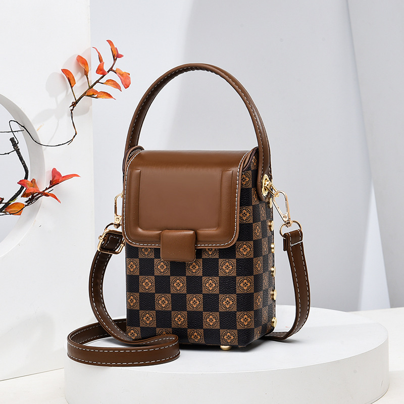 The 2023 new style of printed mobile phone bag is fashionable, simple and elegant. It is a single-shoulder crossbody women's bag that is unique and stylish, a one-piece replacement Application Scenario